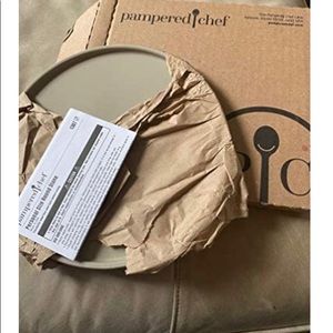 NEW Pampered Chef personal size round stone